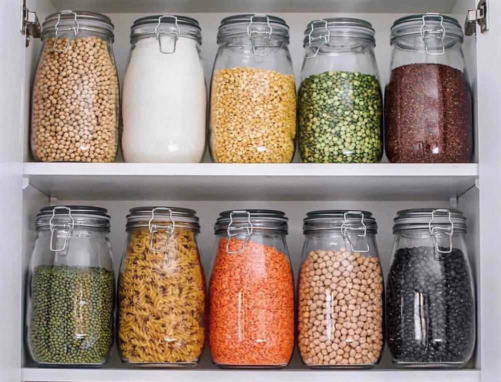 Крупа в стеклянных банках.